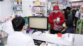 口罩實名制上路，民眾在康杏藥局排隊搶買口罩，系統出現當機。（圖／記者林聖凱攝影）