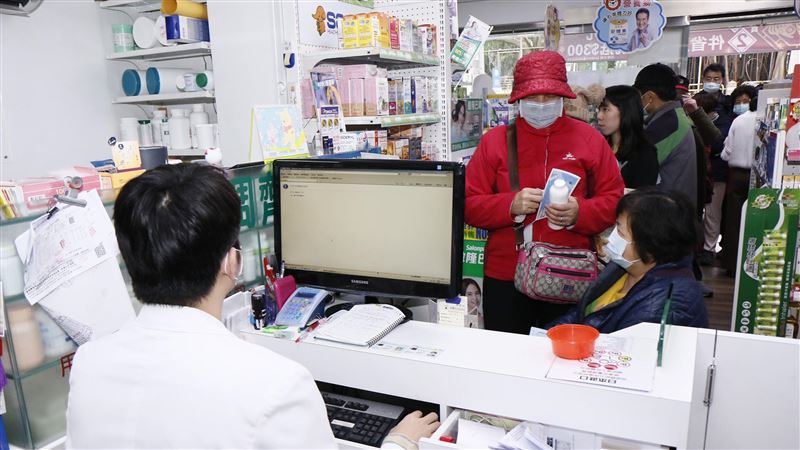 高雄婆媽這樣排口罩　網驚呆：好聰明