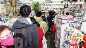 口罩實名制上路，藥局出現購買人潮。（記者／林聖凱攝影）