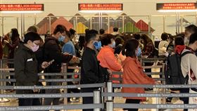 因應武漢肺炎　中國大陸人士暫緩入境因應武漢肺炎疫情，中央流行疫情指揮中心宣布6日起入境民眾如有中港澳旅遊史，需列入居家檢疫對象，但有申請獲准至港澳返國者，須自主健康管理14天，居住地在中國各省市的陸人暫緩入境。中央社記者邱俊欽桃園機場攝　109年2月6日