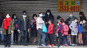 民眾出門戴口罩防疫