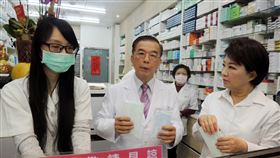 口罩實名制上路　盧秀燕訪查藥局口罩實名制6日上路，台中市長盧秀燕（前右）前往北屯區日盛健保特約藥局訪查，由藥師陳金火（前中）說明執行情形。中央社記者郝雪卿攝　109年2月6日