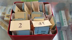 口罩實名制上路　藥局準備號碼牌口罩販售實名制6日上路，新北市板橋區藥局嚴陣以待，現場準備投幣零錢箱與號碼牌，讓作業更迅速順暢。（民眾提供）中央社記者黃旭昇新北傳真　109年2月6日