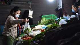 近距離15秒　寧波男子被傳染武漢肺炎陸媒報導，中國浙江省寧波市一名56歲男子，因為出門去市場買菜沒戴口罩，在菜攤與一名帶原女子近距離共同駐留僅15秒鐘，就被傳染武漢肺炎。圖為1日成都一個菜市場，攤商與顧客都戴上口罩防疫。（中新社提供）中央社 109年2月6日
