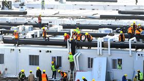 臨時醫院陸續啟用 湖北下令：病例一個都不遺漏（1）武漢市臨時醫院陸續啟用後，中國湖北省官方5日下令，要確保武漢肺炎疑似和確診病例「一個都不遺漏」，否則依法嚴格追究責任。圖為正在趕工興建的雷神山醫院，預計6日交付。（中新社提供）中央社 109年2月6日