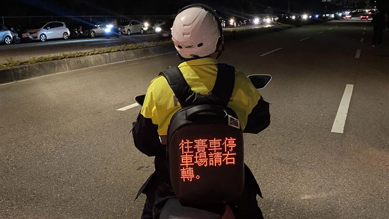 台灣燈會交管　警察LED背包導車流