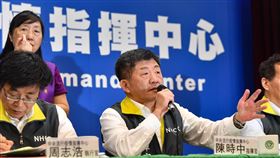 武漢肺炎台新增2例移入  都有旅遊史中央流行疫情指揮中心6日舉行記者會，指揮官陳時中（前左2）宣布，國內新增2例境外移入病例，為北部40多歲男性及20多歲女性，兩人都有武漢接觸史。目前台灣共確診13人。中央社記者林俊耀攝  109年2月6日