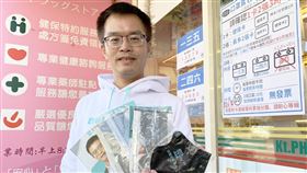 配給口罩免費送喊卡  食藥署憂購買不公平口罩實名制6日上路，新竹縣竹北市康田藥粧經理人林碩彥（圖）贊助藥局，民眾過卡即可免費領取口罩不收費，但食藥署擔憂此舉恐會有購買不公平問題，免費口罩喊卡，但現場仍發送選舉剩餘的宣傳口罩。中央社記者郭宣(文三)攝  109年2月6日