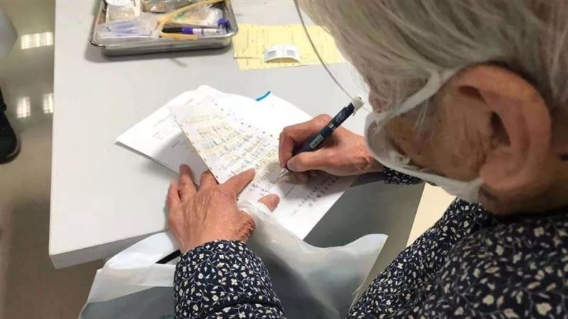 64歲兒確診　90歲奶奶死守他身邊