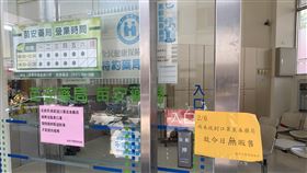 名單疏漏未配送口罩　苗栗1藥局無法販售口罩販售實名制6日上路，苗栗市一家健保特約藥局卻貼出「尚未收到口罩」公告。縣府衛生局表示，因健保局名單疏漏未配送到，7日將恢復販售。中央社記者管瑞平攝　109年2月6日
