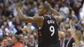 ▲伊巴卡（Serge Ibaka）投進致勝三分彈，暴龍逆轉溜馬12連勝。（圖／美聯社／達志影像）