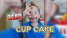▲搭配0手勢表示自己吃ZERO CUP CAKE的調皮John。（圖／AP／Newsflare授權）