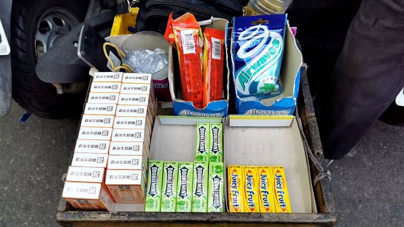 買阿嬤50元愛心口香糖　妹子被1舉動嚇傻
