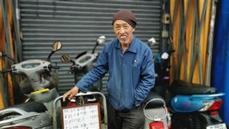 老翁說話不清楚　苦賣口香糖養年邁母