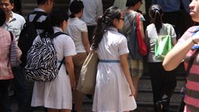 香港中小學暫定3月2日復課香港教育部門6日宣布，中小學和幼稚園暫定於3月2日復課，但最終還要視乎武漢新型肺炎發展而決定；圖為本地中學生。（資料照片）中央社記者張謙香港攝　109年2月6日