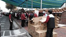 民眾嘉義酒廠排隊買酒精中國武漢肺炎疫情延燒，不少民眾6日下午到台灣菸酒公司嘉義酒廠排隊購買酒精，現場秩序良好。中央社記者蔡智明攝　109年2月6日