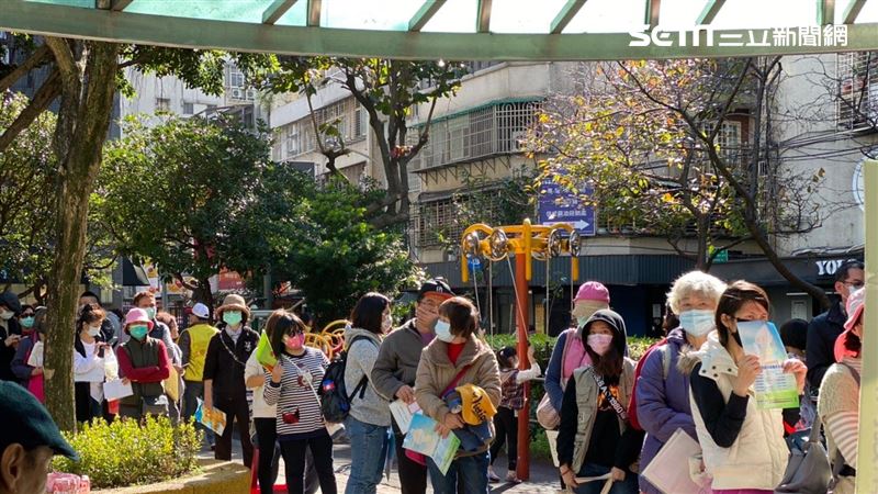 買口罩等太久　民眾爆氣狂拍藥局大門