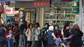 口罩實名制首日　藥局現排隊人潮口罩販售實名制6日上路，台北一家健保特約藥局下午開放登記購買口罩，不少民眾中午就到場排隊。中央社記者裴禛攝　109年2月6日