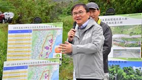 東河鄉整體環境改善　劉櫂豪協助爭取補助立委劉櫂豪（前）6日由水保局台東分局長王志輝（後）陪同，前往東河鄉了解「東河鄉整體環境整治改善工程」計畫，並協助爭取新台幣2500萬元補助。（劉櫂豪提供）中央社記者盧太城台東傳真　109年2月6日