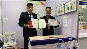 元培醫科大赴泰國IPITEX國際發明展獲獎元培醫事科技大學醫檢系副教授徐治平（右）、學生陳瓏（左），帶著團隊設計的「一種核酸模型之雙螺旋結構」參加2020泰國IPITEX國際發明展，獲銀牌獎肯定。（元培醫科大提供）中央社記者魯鋼駿傳真　109年2月6日