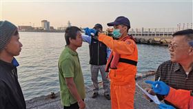 加強防疫　高市對入港漁船船員量體溫加強海上防疫，高雄市政府海洋局6日指出，即日起協調海巡人員對入港遠洋漁船及僱用大陸船員的近海漁船船員量測額溫。（高雄市海洋局提供）中央社記者程啟峰高雄傳真　109年2月6日