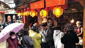 武漢肺炎疫情影響　九份遊客少3成新北市府觀光旅遊局6日表示，風景區瑞芳九份受到武漢肺炎疫情影響，遊客人數明顯減少3成（圖），但仍有外籍遊客前往。（新北市府觀旅局提供）中央社記者黃旭昇新北傳真　109年2月6日