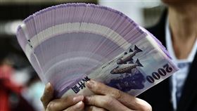 換新鈔過新年（3）中央銀行表示，為了便利民眾春節前兌換新鈔，民眾可在8家金融機構、選定454家分行作為兌鈔地點，自16日起、連續5個營業日進行不同面額的新鈔兌換。中央社記者張皓安攝　109年1月16日