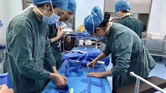 疫情大爆發　前線醫淚崩：像裸奔救援