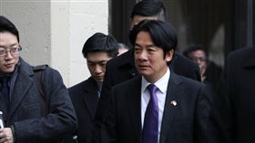 賴清德出席美國祈禱早餐會 與川普及彭斯同場副總統當選人賴清德6日出席華府一年一度的「國家祈禱早餐會」。據了解，賴清德桌位位在會場最前排，隔桌就坐著美國國務卿蓬佩奧。圖為賴清德活動結束步出會場畫面。中央社記者徐薇婷華盛頓攝 109年2月7日