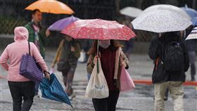 全台有雨北部濕冷（1）中央氣象局表示，5日持續受到東北季風及南方雲系影響，全台各地都容易下雨，尤其是北部及東北部降雨時間較長，感受上較為濕冷。中央社記者徐肇昌攝  108年12月5日