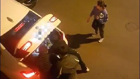 4惡煞當街擄人　路過女子喊：別這樣