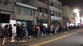 苗栗通霄晚上九點湧現排買口罩長龍　真相暖心民眾讚爆（圖／翻攝畫面）