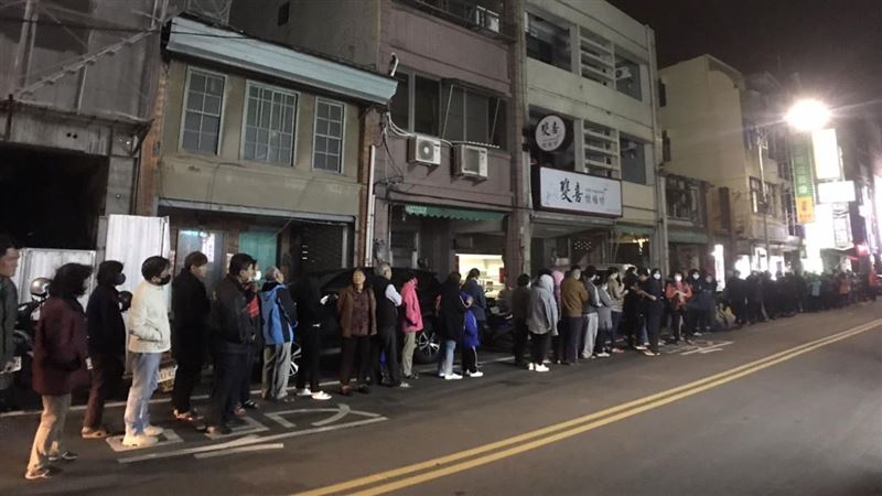 晚上九點還在排口罩？真相曝光超暖心