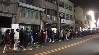 晚上九點還在排口罩？真相曝光超暖心