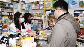 口罩實名制上路，藥局出現購買人潮。（記者／林聖凱攝影）