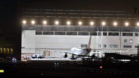 武漢台商包機返台 不走空橋在陸委會透過各種管道協調之下，接回武漢台商的包機3日近午夜終於抵達桃園國際機場，飛機先進入維修棚，為他們消毒檢疫。中央社記者林俊耀攝  109年2月4日