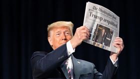 美國總統川普6日在彈劾案無罪脫身後發表勝利談話，大秀華郵頭版標題「川普獲判無罪」。（圖取自twitter.com/Scavino45）