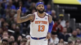 ▲尼克送走莫里斯（Marcus Morris），打敗魔術拿下3連勝。（圖／美聯社／達志影像）