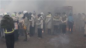 鹽水蜂炮啟炮台南鹽水蜂炮活動7日上午在鹽水武廟前啟炮後，首座炮城隨即施放，許多喜愛刺激的遊客前往體驗。中央社記者楊思瑞攝  109年2月7日