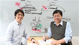 清大用超音波活化細胞  成功治癒小鼠巴金森氏症國立清華大學分子醫學研究所副教授林玉俊（左）與環境科學系教授葉秩光（右）組成跨領域研究團隊，發展超音波治療取得重大突破，成功治癒小鼠的巴金森氏症。（清華大學提供）中央社記者魯鋼駿傳真  109年2月7日