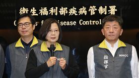 總統慰勉防疫同仁（2）總統蔡英文（中）7日上午在行政院副院長陳其邁（左2）陪同下，到衛福部疾管署慰勉嚴重特殊傳染性肺炎中央流行疫情指揮中心指揮官陳時中（右）及全體防疫同仁；致詞時感謝友邦支持全球防疫應納入台灣。中央社記者郭日曉攝  109年2月7日