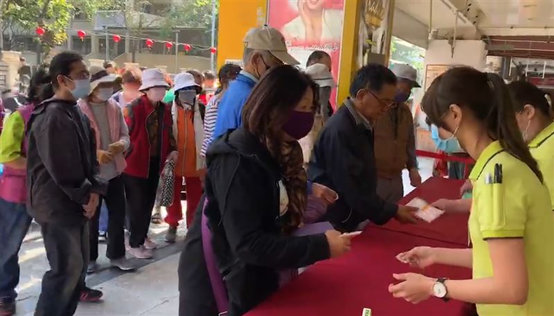 排免費口罩　違停民眾：9百元換來的