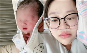 ▲小可愛今早發文報平安，兒子面帶笑容。（圖／取自小可愛羊羊羊微博)