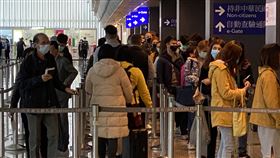 因應武漢肺炎　港澳人士2/7入境需居家檢疫　因應武漢肺炎疫情，港澳人士7日起在入境後需要居家檢疫14天，從港澳來台的旅客6日均表示清楚新規定，有人說會積極配合，但也有人說若是如此，會取消來台。中央社記者邱俊欽桃園機場攝　109年2月6日
