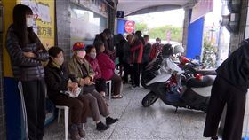 苗栗通霄3藥局分時段販售口罩苗栗縣通霄鎮信義路上3間健保藥局配合實名制販售口罩，為分流排隊人潮，業者分別選在早、中、晚3時段開賣，但7日仍大排長龍。（民眾提供）中央社記者管瑞平傳真　109年2月7日