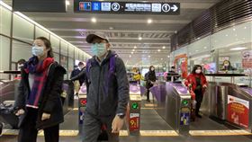 防武漢肺炎疫情　機捷每日出車前完善消毒為防範武漢肺炎疫情，機場捷運持續針對車站和旅客有直接接觸的電梯、電扶梯、售票機等設備加強消毒，列車車廂每天也進行全面消毒，並加強空調通風換氣作業。中央社記者邱俊欽桃園機場攝　109年2月7日