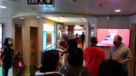 寶瓶星號旅客戴口罩　作息照舊中央宣布禁止國際郵輪靠泊台灣港口，麗星郵輪寶瓶星號7日中午仍在日本那霸外海，旅客幾乎人人戴口罩，作息照舊並未實施隔離。（旅客王陳惠提供）中央社記者王朝鈺傳真　109年2月7日