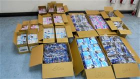 高雄關查獲出口菲律賓貨櫃夾藏口罩財政部關務署高雄關7日表示，3日自一只出口至菲律賓貨櫃中查獲口罩3474個，全部送交疾管署處置，並持續追查貨主與移交國貿局裁罰。（高雄關提供）中央社記者陳朝福傳真　109年2月7日