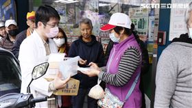 口罩實名制上路，藥局出現購買人潮。（記者／林聖凱攝影）