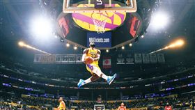 ▲詹姆斯（LeBron James）大風車反扣。（圖／翻攝自湖人推特）